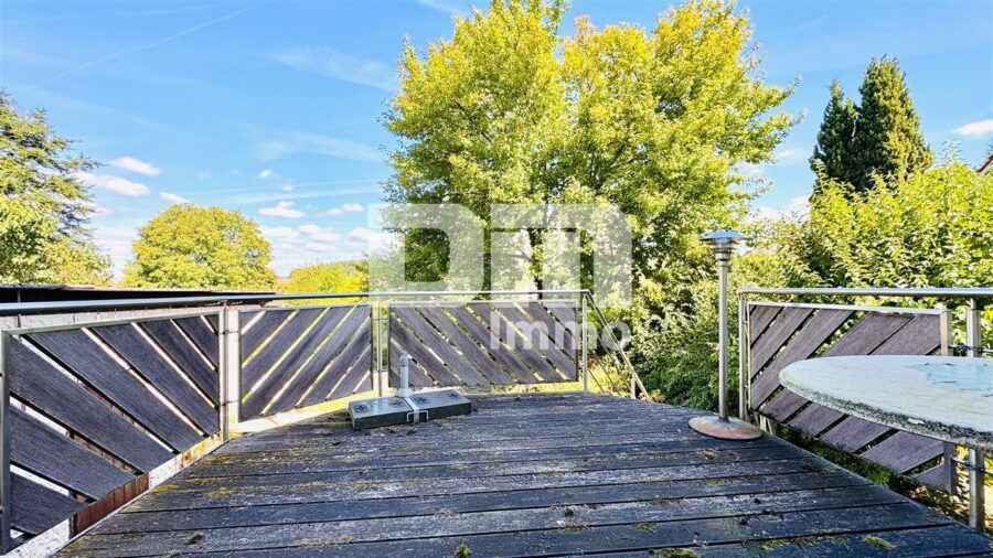 Gepflegtes Einfamilienhaus auf großem Grundstück mit Garage, Terrasse und Balkon - Terrasse / Zugang Gartenbereich